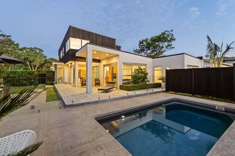 Photo of property in 52 Walton Street, Red Beach, 0932