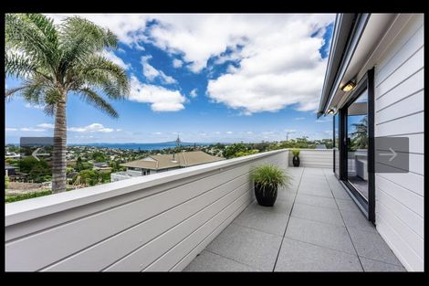 Photo of property in 2/6 Calypso Place, Rothesay Bay, Auckland, 0630