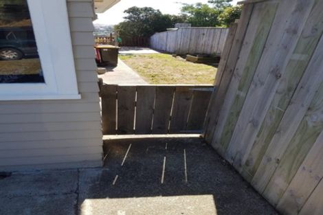 Photo of property in 48 Brooker Grove, Newlands, Wellington, 6037