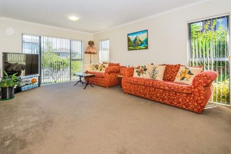Photo of property in 8 Spring Valley Place, Oteha, Auckland, 0632