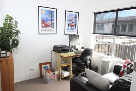 Photo of property in 2/5 Mannering Place, Hillcrest, Auckland, 0627