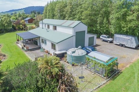 Photo of property in 370 Tararua Road, Levin, 5571