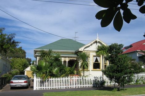 Photo of property in 30 Summer Street, Stanley Point, Auckland, 0624