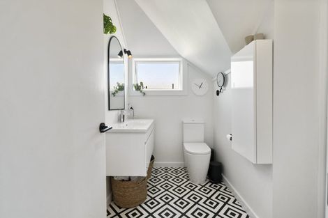 Photo of property in 17 Phoenix Avenue, Hokowhitu, Palmerston North, 4410