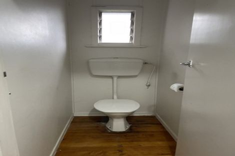 Photo of property in 194 Chivalry Road, Glenfield, Auckland, 0629