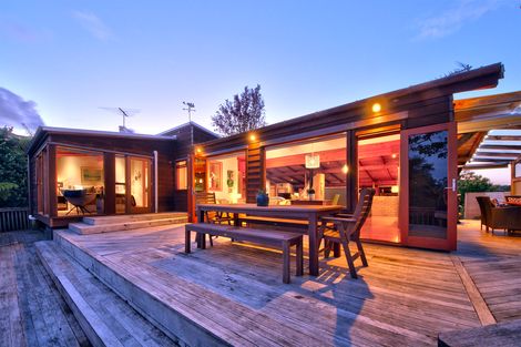 Photo of property in 146 Cliff View Drive, Green Bay, Auckland, 0604