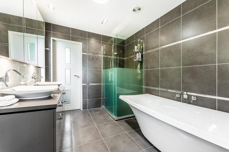 Photo of property in 26a Vipond Road, Stanmore Bay, Whangaparaoa, 0932