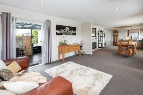 Photo of property in 19 Beach Road, Mellons Bay, Auckland, 2014