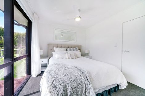 Photo of property in 42 Twin Parks Rise, Papakura, 2110