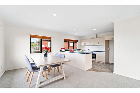 Photo of property in 2/5 Anne Road, Hillcrest, Auckland, 0627
