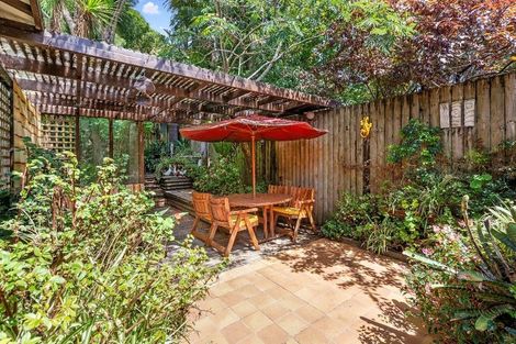 Photo of property in 30 Mountain Road, Henderson Valley, Auckland, 0612