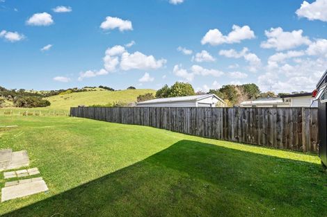 Photo of property in 14 Bertram Road, Kawakawa Bay, Papakura, 2585