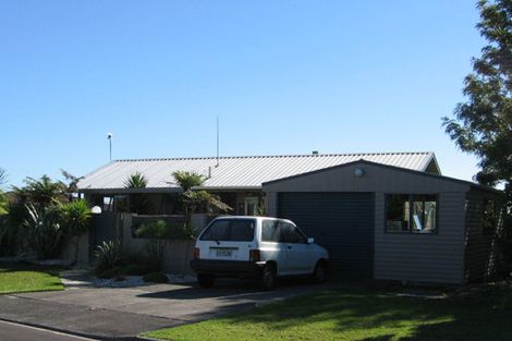Photo of property in 17 Pahi Place, West Harbour, Auckland, 0618