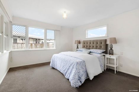 Photo of property in 63 La Trobe Street, Pakuranga Heights, Auckland, 2010