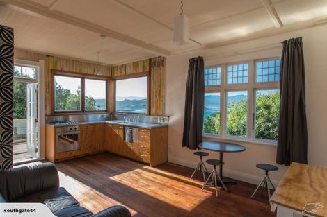 Photo of property in 30 Hungerford Road, Lyall Bay, Wellington, 6022