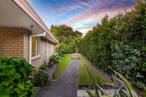 Photo of property in 6 Hanly Close, West Harbour, Auckland, 0618