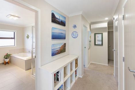 Photo of property in 35 Simpson Crescent, Raumati Beach, Paraparaumu, 5032