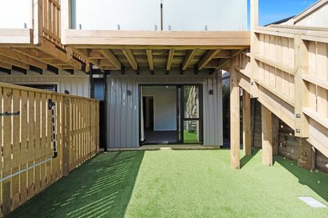 Photo of property in 3/1 Robert Street, Newlands, Wellington, 6037