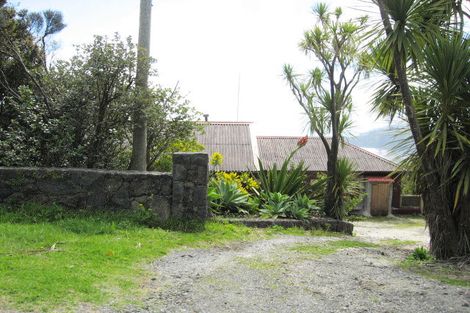Photo of property in 31 Te Ahuahu Road, Piha, New Lynn, 0772