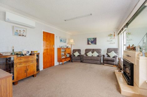 Photo of property in 38 Hobsonville Road, West Harbour, Auckland, 0618