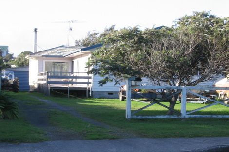 Photo of property in 13 Te Moana Road, Waikanae Beach, Waikanae, 5036