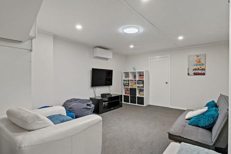 Photo of property in 2/71 Deep Creek Road, Waiake, Auckland, 0630