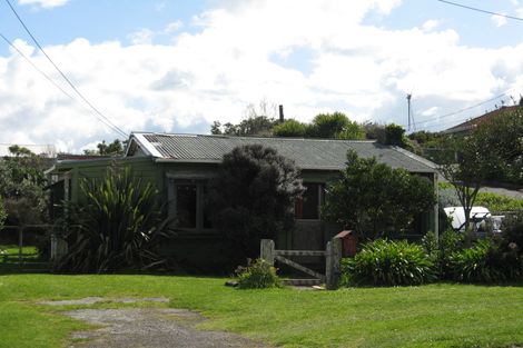 Photo of property in 37 Rangiora Street, Castlecliff, Whanganui, 4501