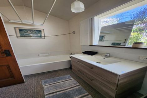 Photo of property in 28 Apuka Street, Brooklyn, Wellington, 6021