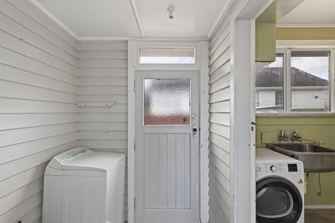 Photo of property in 56 Cook Street, Marfell, New Plymouth, 4310