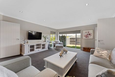 Photo of property in 12 Monaco Grove, Fitzherbert, Palmerston North, 4410