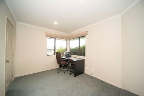 Photo of property in 12 Johnstone Drive, Fitzherbert, Palmerston North, 4410