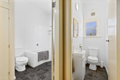 Photo of property in 98 Apu Crescent, Lyall Bay, Wellington, 6022