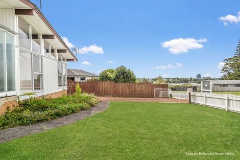 Photo of property in 28 Eyre Street, Henderson, Auckland, 0612