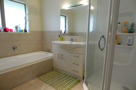 Photo of property in 60 South Kensington Way, Henderson, Auckland, 0612