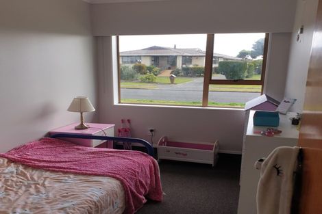 Photo of property in 17a Edgewater Parade, Waiuku, 2123