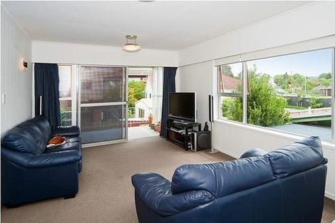 Photo of property in 2/104 East Coast Road, Forrest Hill, Auckland, 0620
