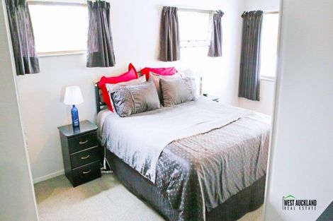 Photo of property in 2/76 Kaurilands Road, Titirangi, Auckland, 0604