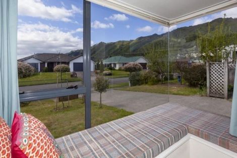 Photo of property in 8 Cranbrook Grove, Waikanae, 5036