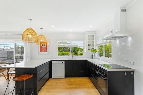 Photo of property in 47 Red Beach Road, Red Beach, 0932