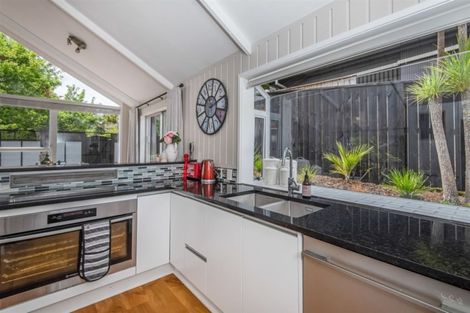 Photo of property in 98 Park Hill Road, Birkenhead, Auckland, 0626