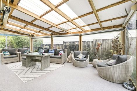 Photo of property in 22 Deverell Place, Northcross, Auckland, 0632