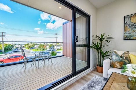 Photo of property in 2/644 Te Atatu Road, Te Atatu Peninsula, Auckland, 0610