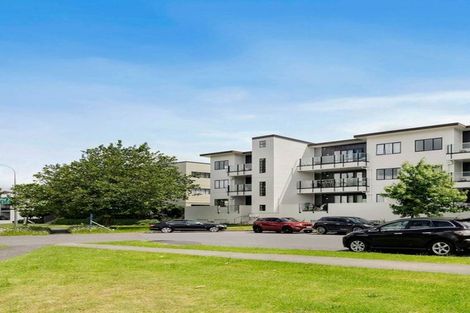 Photo of property in 4/11 Carlos Drive, Flat Bush, Auckland, 2016