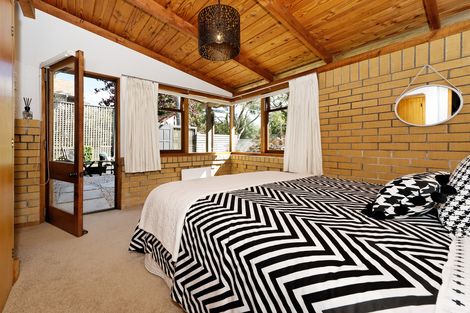 Photo of property in 146 Cliff View Drive, Green Bay, Auckland, 0604