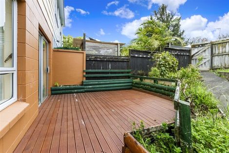 Photo of property in 2/3 Lambrown Drive, Totara Vale, Auckland, 0629