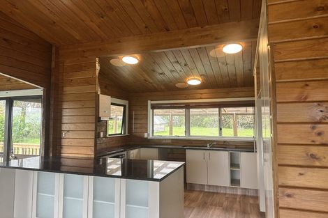 Photo of property in 137 Simpson Road, Henderson Valley, Auckland, 0614