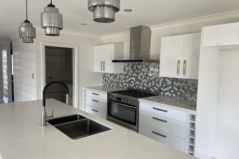 Photo of property in 89 Johnstone Drive, Fitzherbert, Palmerston North, 4410