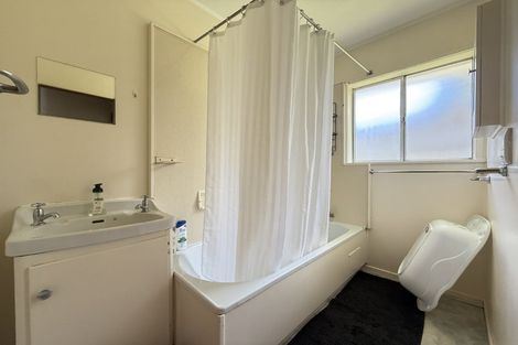 Photo of property in 2/9 Windy Ridge Road, Glenfield, Auckland, 0629