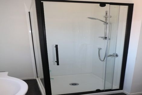 Photo of property in 24 Blueberry Grove, Timberlea, Upper Hutt, 5018