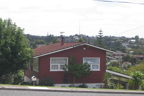 Photo of property in 373 Wairau Road, Totara Vale, Auckland, 0629